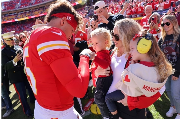 Patrick Mahomes Shares Insight Into Life as a New Dad to 3 Kids With Brittany Mahomes